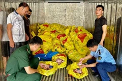 Các lực lượng chống buôn lậu gồm: Quản lý thị trường, Bộ đội biên phòng phát hiện, bắt giữ xe chở thực phẩm "bẩn" trên địa bàn huyện Lộc Bình (Lạng Sơn). 