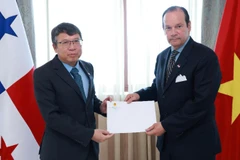 Đại sứ Việt Nam tại Mexico, kiêm nhiệm Panama Nguyễn Văn Hải trình Thư ủy nhiệm của Chủ tịch nước Lương Cường lên Tổng thống Panama José Raúl Mulino Quintero. Ảnh: TTXVN