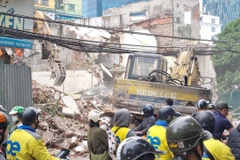 Việc giải phóng mặt bằng gây phát sinh lượng bụi lớn, ảnh hưởng trực tiếp đến môi trường xung quanh khu vực Đê La Thành - Giảng Võ - Hoàng Cầu.