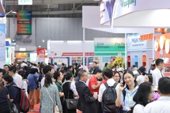 Khách tham quan khám phá xu hướng mới trong ngành nguyên liệu thực phẩm và đồ uống tại Fi Vietnam 2024.