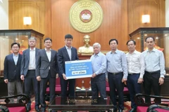 Đại diện Samsung Việt Nam trao số tiền hỗ trợ người dân các tỉnh khắc phục hậu quả do mưa lũ gây ra