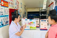 Tại các trạm y tế của Sơn La, cùng với công tác khám, chữa bệnh, đã lồng ghép được nhiều hoạt động tuyên truyền về dân số, chăm sóc sức khỏe cho người dân.