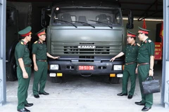 Thiếu tướng Vũ Văn Cường trao đổi kinh nghiệm công tác bảo quản phương tiện sẵn sàng chiến đấu.