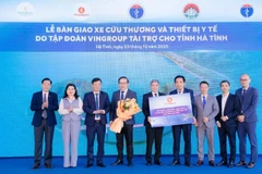 Tập đoàn Vingroup trao tặng 15 xe cấp cứu và thiết bị y tế cho tỉnh Hà Tĩnh.