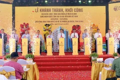 Các đại biểu thực hiện nghi lễ khởi công công trình nhà ở xã hội tại phường An Xuyên, tỉnh Cà Mau.