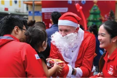 Ông Conor Martin O'Neill, Phó Tổng Giám đốc Tài chính Prudential Việt Nam hóa trang thành ông già Noel mang những phần quà ý nghĩa và niềm vui trong mùa Giáng sinh này.