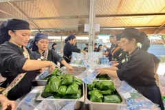 Hàng trăm người dân ở làng Thái Hải, xã Tân Cương, tỉnh Thái Nguyên đã tập trung cùng nhau chuẩn bị những suất cơm thiện nguyện để gửi tới các hộ dân trong vùng ngập lụt. (Ảnh: LÀNG THÁI HẢI)