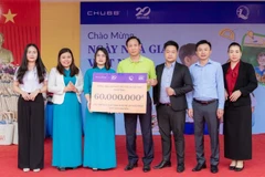 Đại diện Chubb Life Việt Nam trao biểu trưng học bổng và dụng cụ học tập cho Ban Giám hiệu Trường trung học cơ sở Tích Lương.