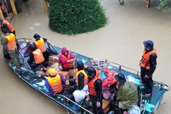 Xuồng chuyên dụng của Lữ đoàn 680, Vùng 3 Hải quân đưa hàng hóa đến vùng cô lập tại Hà Nha, thành phố Đà Nẵng. (Ảnh: BÁ DŨNG)