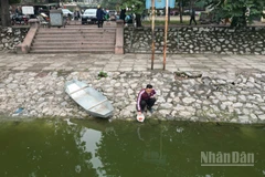 [Ảnh] Hà Nội: Người dân thả cá chép văn minh, không xả túi nylon trong ngày tiễn ông Công, ông Táo