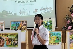 Em Nông Thái Bảo Hân thuyết trình nội dung bức tranh mang thông điệp mạnh mẽ về sự cần thiết bảo vệ rừng, bảo vệ môi trường sống của chúng ta.