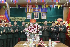 Thiếu tướng Phạm Đức Tiếp, Phó Giám đốc Học viện Quân y tặng hoa chúc mừng 72 năm Quốc khánh Campuchia và Ngày thành lập Quân đội Hoàng gia Campuchia.