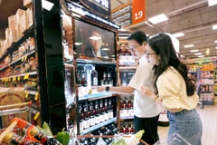 Người tiêu dùng mua sắm sản phẩm Masan Consummer - Nước mắm Chinsu ủ chượp 365 ngày.