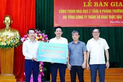 Tổng Giám đốc PVEP Nguyễn Thiện Bảo bàn giao công trình nhà học 2 tầng 8 phòng cho Trường mầm non Xuân Phổ.