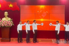 Lãnh đạo Tỉnh Lào Cai và xã Yên Bình ra mắt Trang thông tin Đại hội Đảng bộ xã Yên Bình. (Ảnh: THANH SƠN)