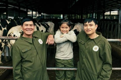 Mộc Châu Creamery khẳng định chuẩn mực sữa thuần khiết và thượng hạng, kết tinh từ bàn tay trung thực, tận tâm và bền bỉ của những người nông dân cao nguyên.