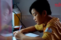 Những thiệt thòi trong cuộc sống dường như chưa bao giờ là rào cản cho những nỗ lực vươn lên trong học tập của Khoa.