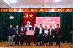 Lãnh đạo SABECO trao tặng 500 triệu đồng cho tỉnh Hà Tĩnh.