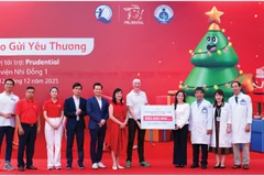 Prudential Việt Nam trao 2.600 phần quà với tổng trị giá 800 triệu đồng tặng bệnh nhi tại các bệnh viện tại Thành phố Hồ Chí Minh và Hà Nội