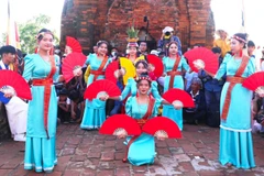 Thiếu nữ Chăm biểu diễn múa truyền thống.