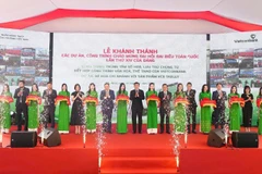 Ban lãnh đạo Vietcombank cùng các đại biểu thực hiện nghi thức cắt băng khánh thành Trung tâm số hóa, lưu trữ chứng từ kết hợp công trình văn hóa-thể thao của Vietcombank tại Bắc Ninh.