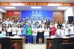 Học sinh tham gia lớp bồi dưỡng AI chụp ảnh lưu niệm cùng các đại biểu.