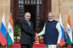 Tổng thống Nga Vladimir Putin (trái) và Thủ tướng Ấn Độ Narendra Modi tới tham gia Hội nghị Thượng đỉnh Ấn Độ-Nga thường niên lần thứ 23 ở New Delhi ngày 5/12/2025. (Ảnh: TTXVN)