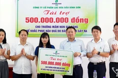 Lãnh đạo Công ty Cổ phần Lọc hóa dầu Bình Sơn trao số tiền hỗ trợ 500 triệu đồng cho Trường mầm non Gia Sàng.