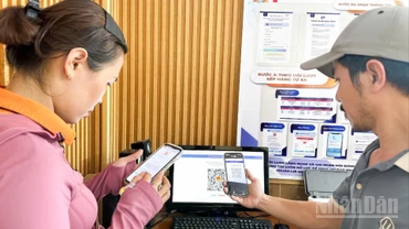 Người dân quét mã QR Code để lấy số thứ tự tại Trung tâm phục vụ hành chính công phường Hòa Xuân, thành phố Đà Nẵng. (Ảnh: ANH ĐÀO)