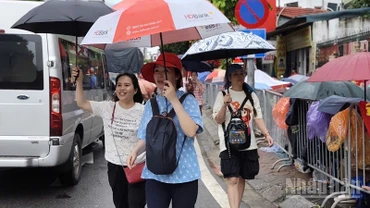 Người dân nô nức tìm kiếm vị trí đẹp để xem lễ sơ duyệt. 