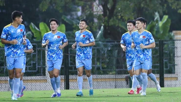 Nguyễn Ngọc Mỹ (thứ hai từ trái qua) tập luyện cùng các đồng đội U23 Việt Nam. (Ảnh: VFF)