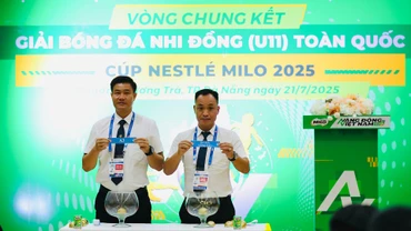 Đại diện Liên đoàn Bóng đá Việt Nam, cùng huấn luyện viên các đội và phóng viên bốc thăm chia bảng cho 16 đội dự giải.