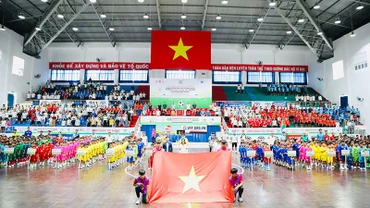 Các đội bóng cùng các thành phần tham dự Lễ khai mạc thực hiện nghi thức chào cờ. 