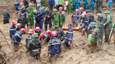 Các lực lượng cứu hộ tìm kiếm người mất tích do lũ quét tại xã Xa Dung, tỉnh Điện Biên.