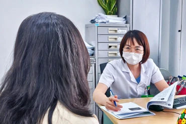 Bác sĩ tư vấn cho gia đình sản phụ. 