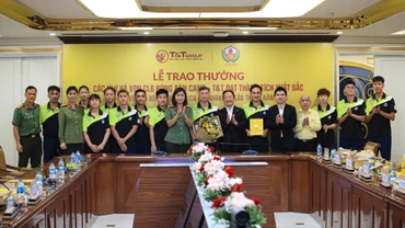 Đại diện T&T Group và Hiệp hội thể thao Công an nhân dân Việt Nam trao thưởng cho các huấn luyện viên, vận động viên. 