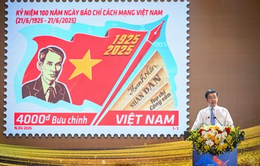 Đồng chí Bùi Hoàng Phương, Thứ trưởng Khoa học và Công nghệ giới thiệu về bộ tem. (Ảnh: THÀNH ĐẠT)