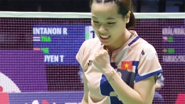Nguyễn Thùy Linh ăn mừng khi ghi điểm trước Ratchanok Intanon. (Ảnh: BWF)
