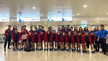 Các thành viên đội tuyển U16 nữ Việt Nam trở về nước sau giải đấu khu vực. (Ảnh: VFF)