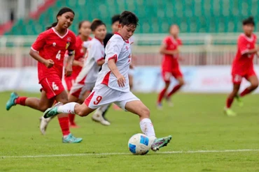 U19 nữ Việt Nam (áo trắng) thi đấu áp đảo U19 nữ Lào. (Ảnh: VFF)