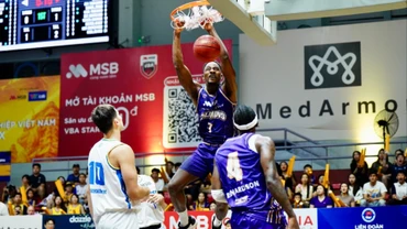 Khoảnh khắc Mykal Jenkins úp rổ đánh dấu sự vùng lên của Nha Trang Dolphins. (Ảnh: VBA)