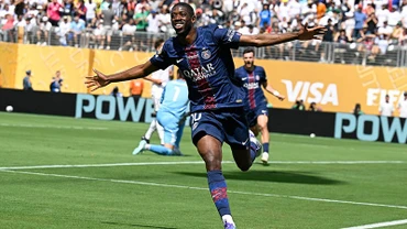 Dembele ghi bàn nhân đôi cách biệt cho đại diện nước Pháp. (Ảnh: PSG)