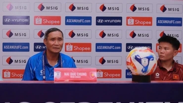 Huấn luyện viên Mai Đức Chung và tiền vệ Bích Thùy tại buổi họp báo sau trận đấu. (Ảnh: VFF)