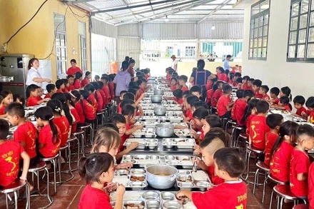 Bữa ăn tại trường của học sinh Trường phổ thông dân tộc bán trú Tiểu học và Trung học cơ sở Na Ư, tỉnh Điện Biên.