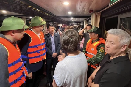 Đồng chí Nguyễn Văn Công, Phó Chủ tịch UBND tỉnh Quảng Ninh kiểm tra hiện trường và động viên các lực lượng tham gia khắc phục sự cố. (Ảnh: Báo Quảng Ninh)