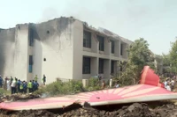 Hiện trường vụ rơi máy bay ở Ấn Độ. (Ảnh: Tân Hoa xã)