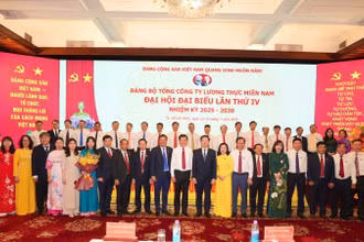 Các đại biểu tham dự Đại hội chụp ảnh lưu niệm.