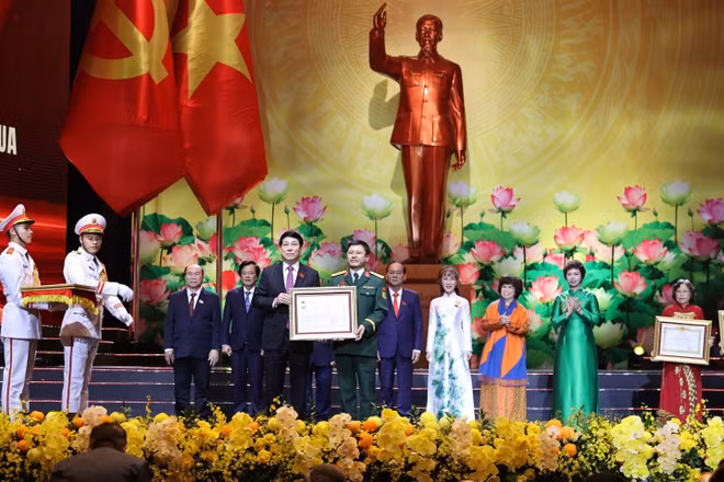 Chủ tịch nước Lương Cường trao danh hiệu Anh hùng lao động tặng Công ty Viettel Campuchia.