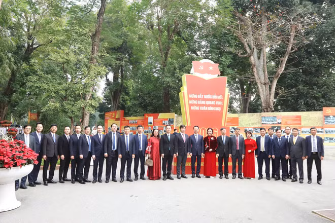 Bộ trưởng Nguyễn Mạnh Hùng, Thứ trưởng Bùi Hoàng Phương, Thứ trưởng Hoàng Minh cùng lãnh đạo các đơn vị thuộc Bộ Khoa học và Công nghệ chụp ảnh lưu niệm với Ban Quản lý Khu Di tích Phủ Chủ tịch.