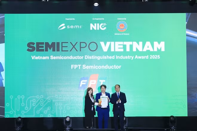 Ông Nguyễn Vinh Quang - Giám đốc Công ty Cổ phần Bán dẫn FPT, Tập đoàn FPT nhận giải thưởng.